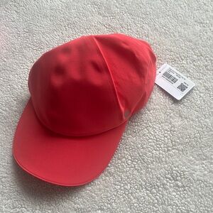 Fast and free running hat in lip gloss